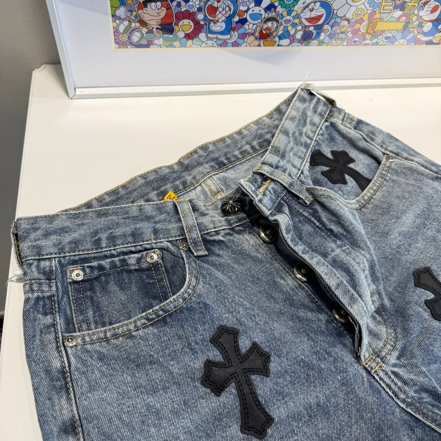 P290 model number: D446 GALLERY DEPT & Chrome hearts. Multi-leather black leather cross loose washed blue flared jeans. It truly restores the ultimate vintage texture. The original hardware accessories, washed and other elevators, and the QR code analysis are all purchased from the original factory. The degree of restoration is high. You are welcome to compare the products~ Three-dimensional version. Loose and comfortable, not picky about the figure. Makes taller and slimmer. Factory Seiko. Original factory quality control. Same style for men and women. Can be matched with couples. Versatile recommendation. Jeans that are a must-have for all seasons. Trendy people have been disappointed. From the quality selection of fabrics, the tailoring of details, and the matching of patterns, they are all impeccable! The upper body is so handsome when worn...it can be easily worn by men, women and children! The craftsmanship is made of heavy-duty washed pure cotton denim fabric. After washing, it is soft and thick. It is very stylish when worn. Size: 28, 30, 32, 34, 36 (S-XXL) Color: Stitching Size reference # 28 trouser length 100 waist 72 30 trouser length 102 waist 76 32 trouser length 104 waist 80 34 trouser length 106 waist 84 36 pants length 108 waist circumference 88